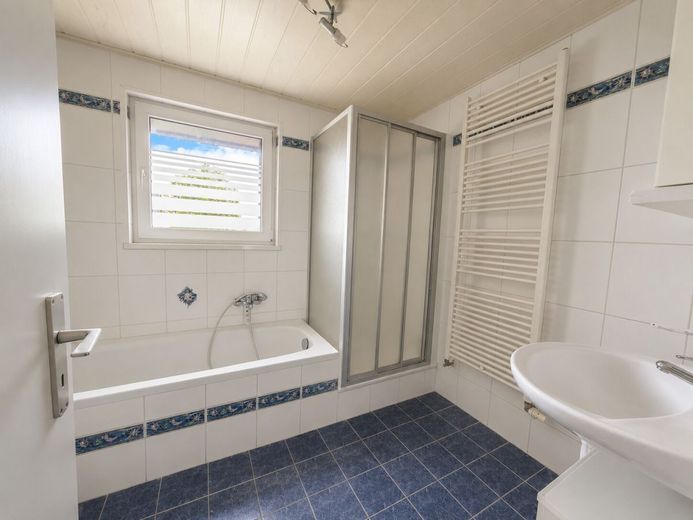 Familientraum mit Paradiesgarten - Schnuckeliges Haus - 5 Zimmer, Terrasse, Doppelgarage, Bestlage! – Tageslichtbad mit Bad und Wanne im OG
