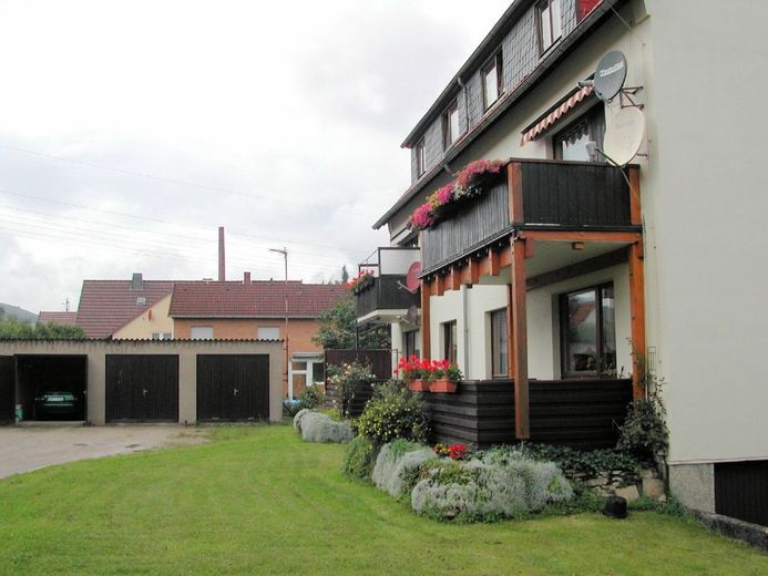 Vermietetes 6-Familienwohnhaus mit Garagen in ruhiger Wohnlage - Delligsen – Heise Immobilien - www.immobilien-heise.de