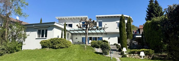 Traumhafte Villa mit Panoramablick – Gartenseite Villa