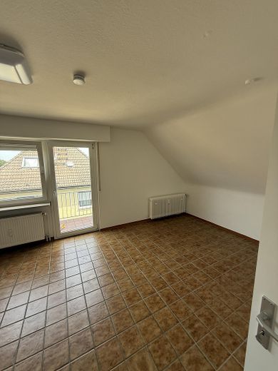 Helle 3-Zimmer-Wohnung mit schönem Ausblick in Hanau-Steinheim – Wohnzimmer Ansicht rechts