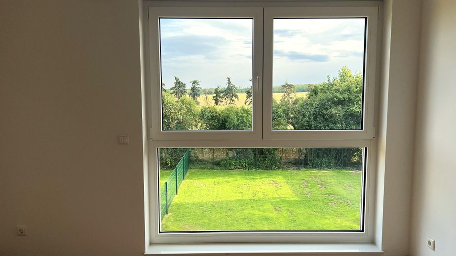Ruhe mit Blick über Felder: Exklusives wohngesundes Plusenergie-Doppelhaus, S-Bahn fußläufig – Gartenblick