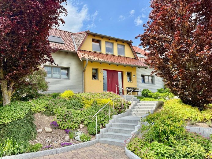 HORN IMMOBILIEN++ Penzlin, großes Einfamilienhaus mit Garage, Außenpool und vielen Extras – Zugang zum Haus
