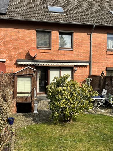 Großzügiges Reihenmittelhaus mit Kaminoption, Garage, Keller & Glasfaser in Kiel-Russee – Haus Südseite mit Terrasse