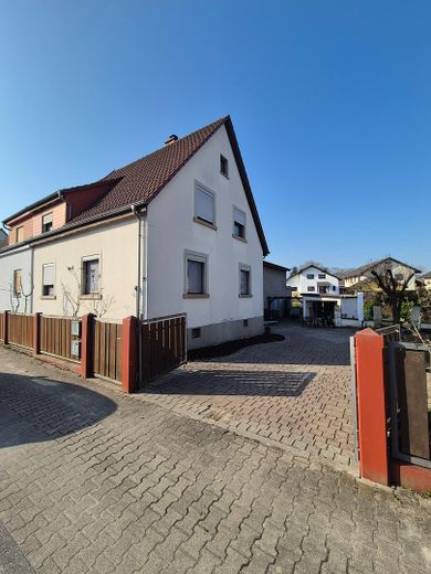 Partially renovated 6-room semi-detached house – Außenansicht