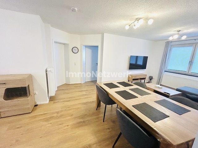 **4- Zimmer Wohnung mit Balkon. Sorgfältig saniert. Sofort verliebt** – Wohnzimmer Ansicht 2