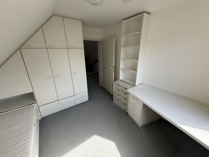 Zadbany dom jednorodzinny w stylu dziedzińca ogrodowego, zapewniający dużą prywatność – zmodernizowany i gotowy do zamieszkania – 1. Kinderschlafzimmer