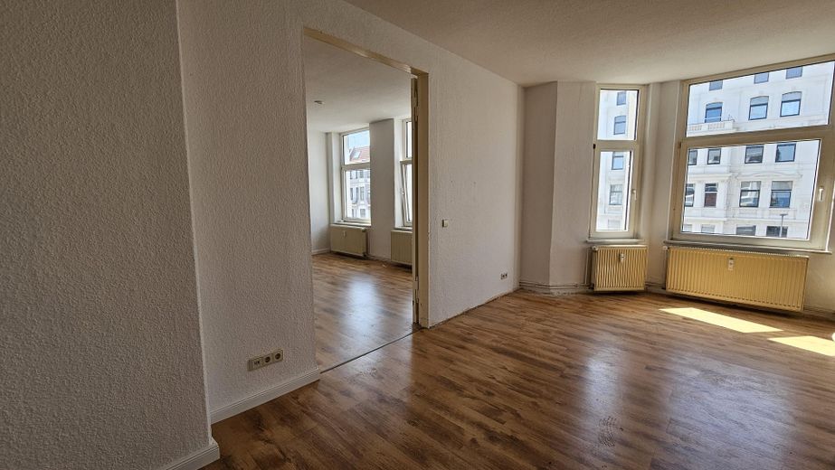 Großzügige 2 Zi WG-wohnung, große Wohn-EBK-Küche, zentrumsnah, sehr hell – Erkerzim. inkl Durchgang offen