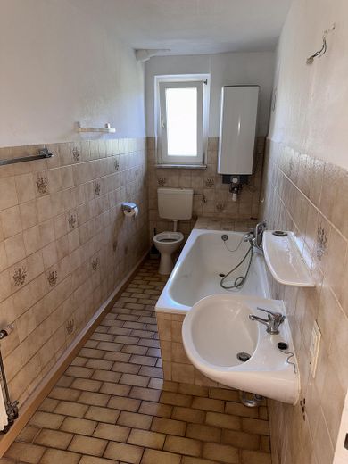 Tanie 3-pokojowe mieszkanie (ok. 63 m2) z aneksem kuchennym w spokojnej lokalizacji mieszkalnej Lichtenau! – Bad