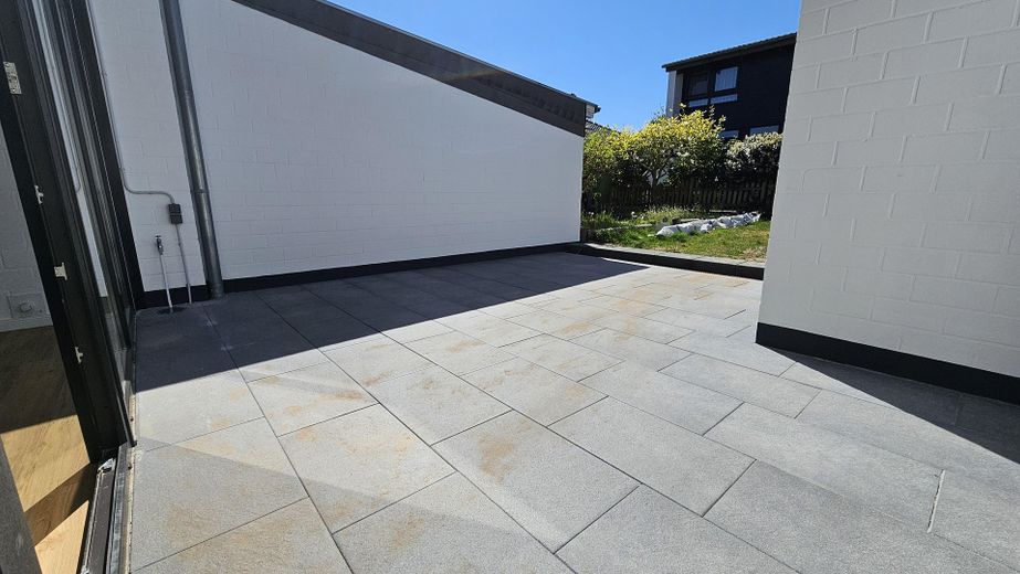 Neuwertiges Reihenmittelhaus mit PV-Anlage, Fußbodenheizung, neuem Dach, eigenem Garten & Garage – Terrasse + Garten