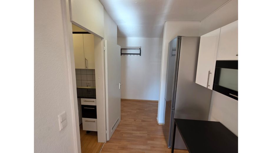 490 € Hausgeld? Dafür 511.000 € Rücklage, Hybrid-Heizung & 2 Balkone – unter 160.000 € – Bonus Platz: Flur vor Küche