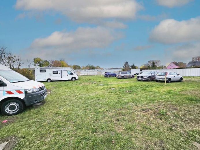 Flexibele buitenparkeerplaatsen op afgesloten erf in Schönebeck voor personenauto's, bestelwagens en campers – Foto 1