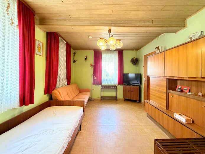 + محجوز + منزل سكني مع إمكانية توسعة، ومرآبين، والكثير من الإمكانات – Wohnzimmer EG