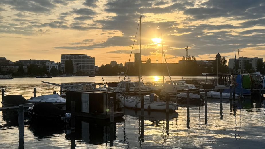 Ambiance penthouse avec vue sur la Spree - appartement lumineux de 4,5 pièces à Friedrichshain – Umgebung mit Hafen