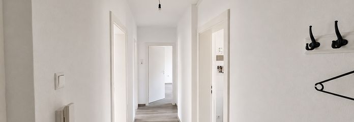 3 habitaciones, cocina equipada, balcón, sótano – planta baja renovada y lista para entrar a vivir de inmediato | sin comisión – Flur