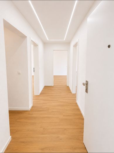 Kernsanierte 3-Zimmer-Wohnung mit Balkon in Ditzingen – Flur