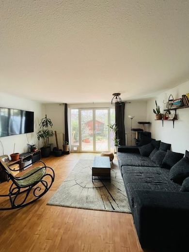 Charmante maison mitoyenne centrale – excellente desserte, modernisée et fibre optique – Wohnzimmer