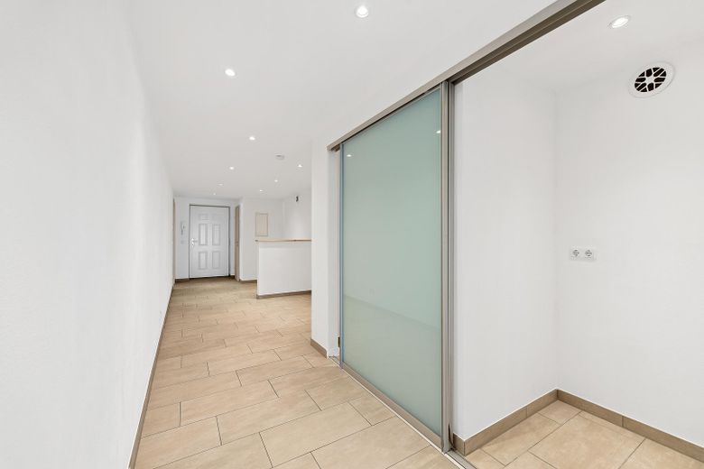 شقة رائعة ومشرقة من 3 غرف في الطابق الأول – Flur 1.OG