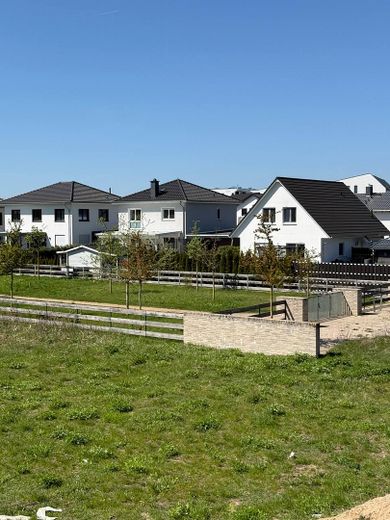 Neubau-Doppelhaushälfte (5 Zi.) mit Garten & Stellplatz – nur noch 1 verfügbar | nahe Berlin/Potsdam – Ausblick auf Obstgarten
