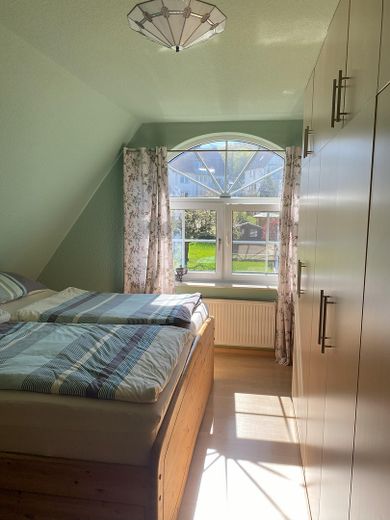 Gepflegtes Zweifamilienhaus in Essen-Kupferdreh – Schlaf. mit Einbauschrank DG