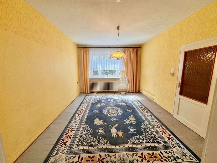 HORN IMMOBILIEN ++ Neubrandenburg Vogelviertel, Haus mit Grundstück, Terrasse und 3 Garagen – Wohnzimmer