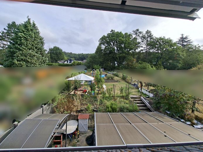 Modernisiertes Einfamilienhaus mit Wärmepumpe, großer PV-Anlage und großzügigem Grundstück – Blick auf den Garten