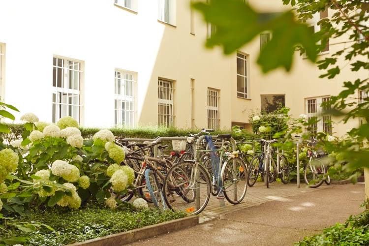 Bezugsfrei nach Vereinbarung: Geräumige Altbauwohnung mit großer Wohnküche – Innenhof