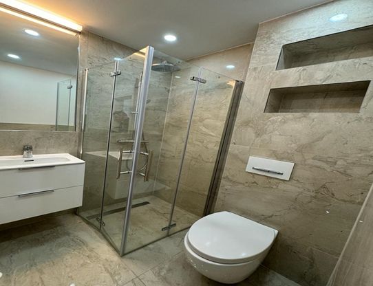 Modernes, großzügiges Einfamilienhaus mit Einliegerwohnung und Garage am Waldrand – Gäste WC mit Dusche
