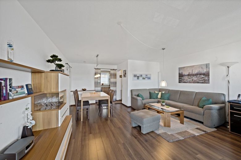 PROVISIONSFREI- Charmante 3-Zimmer-Wohnung in begehrter Lage - solide vermietet &amp; mit Stellplätzen – Wohnen
