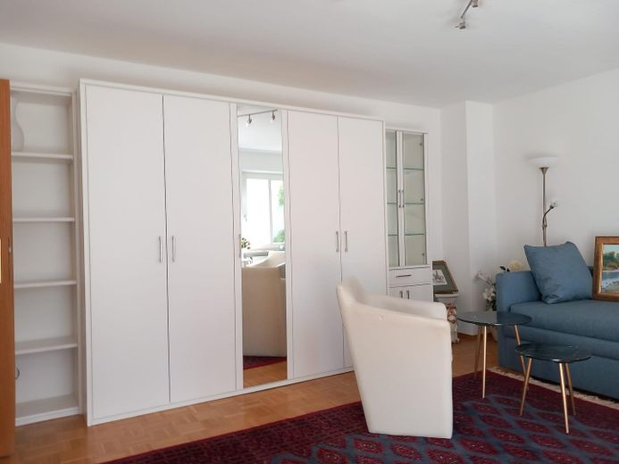 Möbliertes 1-Zimmer Apartment mit Tiefgarage ab sofort an Nichtraucher Single ohne Haustier – Wohn-Schlafzimmer