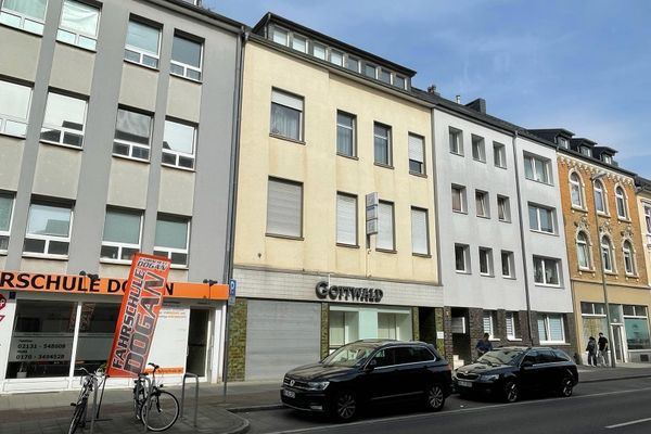 Gran edificio residencial multifamiliar, 711 m² en total, Neuss-Furth con consultorio médico, local comercial, taller y jardín