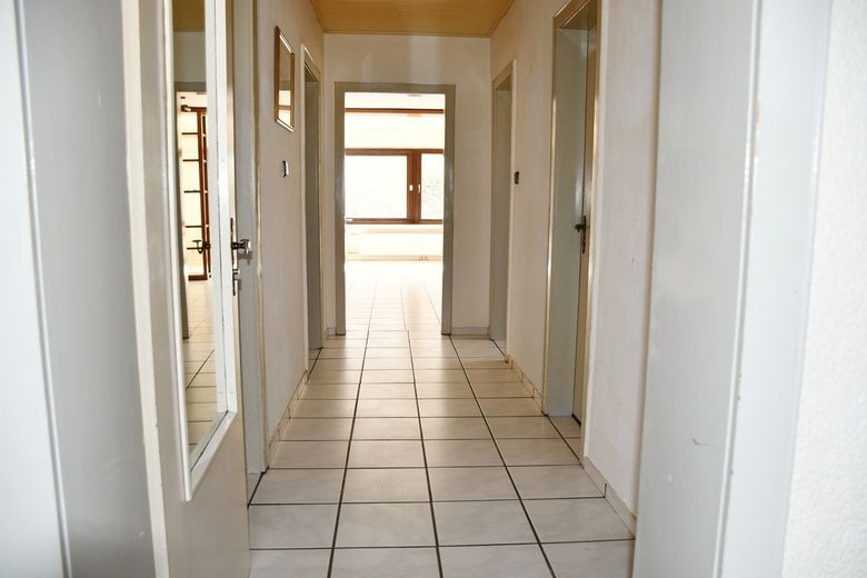 Freistehendes Zweifamilienhaus mit Pool und gewachsenem Garten – Wohnung EG - Flur