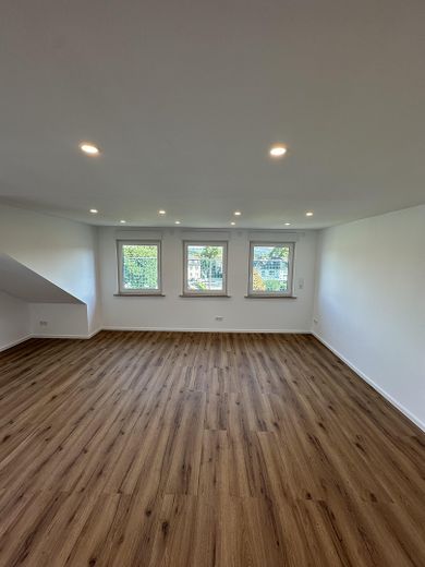 Modernes Wohnen im Erstbezug – Klimatisierte DG Wohnung mit Blick ins Grüne inklusive – Wohnzimmer