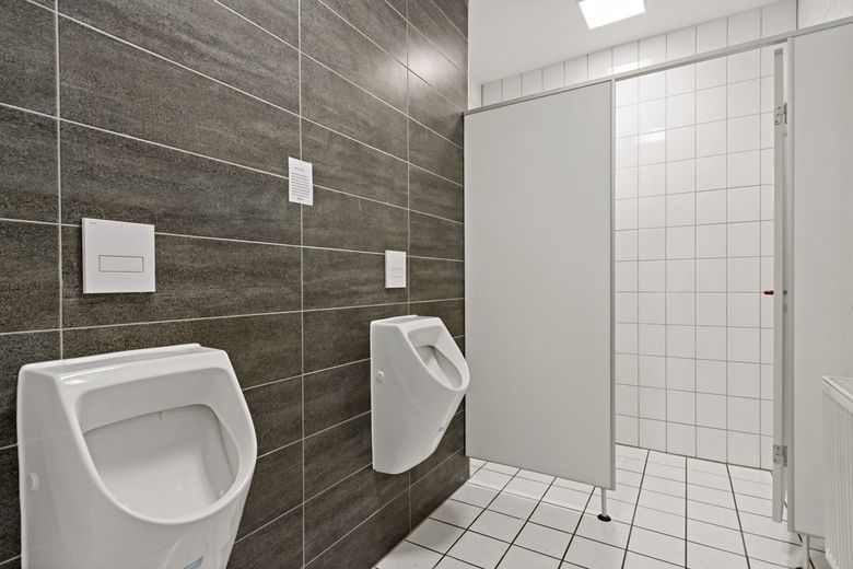 Amplia superficie de oficinas y comercial en Merseburg - ¡aprox. 834 m² divisible en alquiler! – WC Herren EG