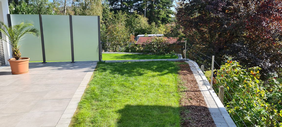 Terrasse mit Teil des Gartens