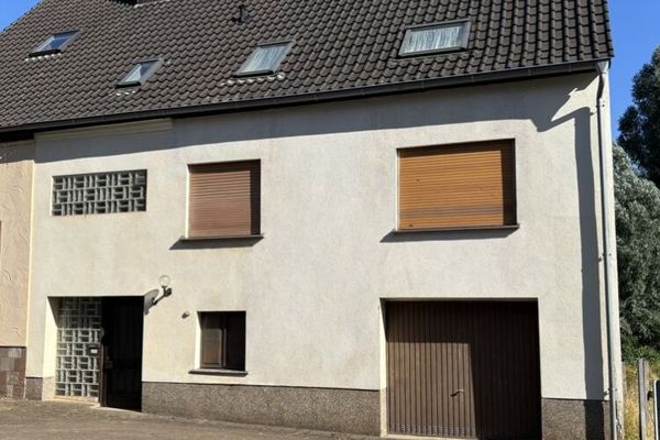Großzügiges Einfamilienhaus mit Garage und kleinem Garten