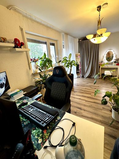 1,5 Zimmerwohnung mit Balkon, Aufzug und Garagenstellplatz in Blaustein-Klingenstein – Zimmer