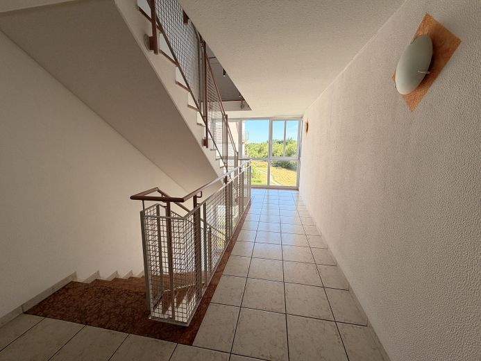 renovierte 2 Raum Wohnung mit Klima, EBK und TG Stellplatz – Hausflur