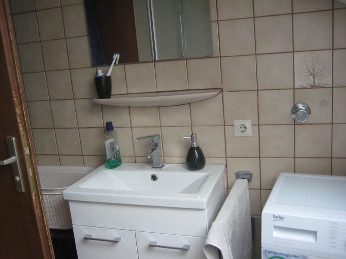 linke Seite Bad, re. Dusche