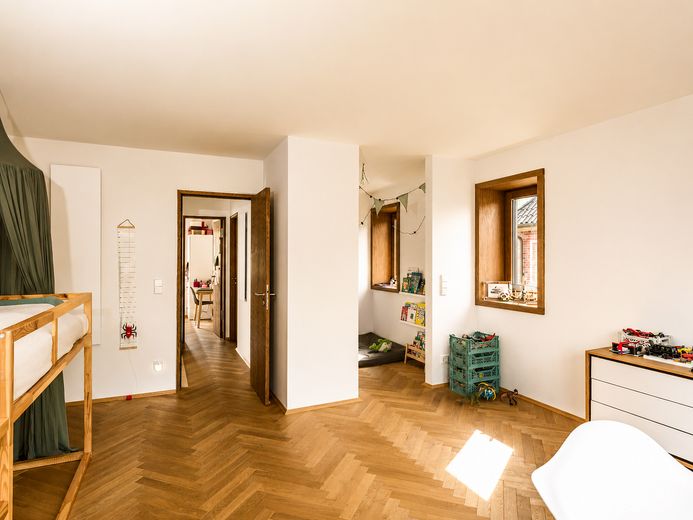 Haus des Jahres 2024 - Doppelhaushälfte – Zimmer mit Ankleide 1.OG