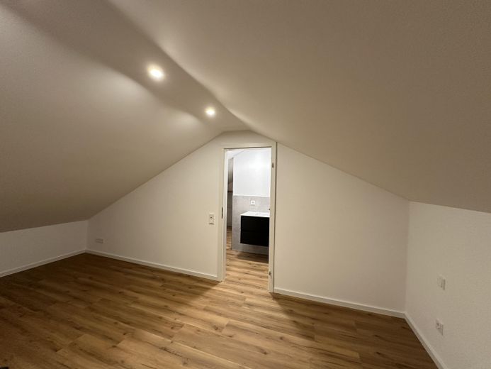 Finanzierbareres 3 Familienhaus für Familien in Mittenaar, tolle Möglichkeit für Kapitalanleger – Schlafzimmer Wohnung 3