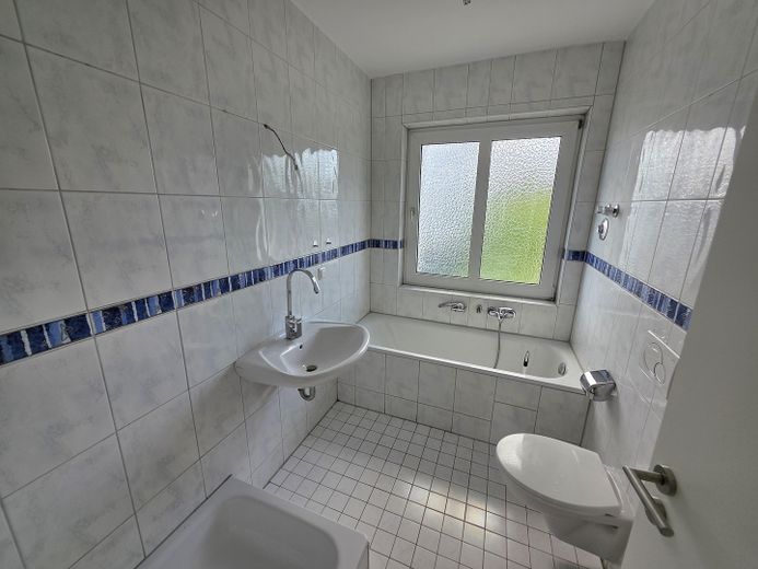 2,5 Raum Citylage, Erstbezug nach Sanierung, Balkon, Bad: Wanne + Dusche + Fenster, Dämmung – Bad: Wanne, Dusche + Fenster