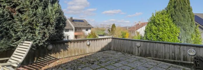 Zuhause mit vielen Möglichkeiten – Großzügiges Einfamilienhaus mit Einliegerwohnung, Garten und Dachterrasse in schöner Ortsrandlage
