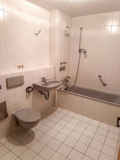 Przytulne 2-pokojowe mieszkanie na parterze z własnym tarasem, łazienką z wanną i miejscem parkingowym w garażu podziemnym w Landsbergu – Badezimmer mit Badewanne