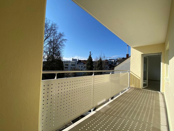 Investimento immobiliare lungimirante - Luminoso appartamento con 2 locali, balcone, ascensore e garage a Siegburg – Balkon