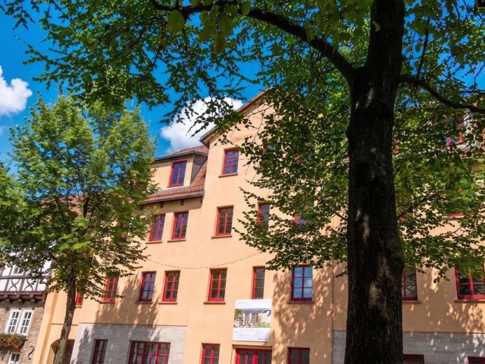 helle 3-Zimmer-Dachgeschosswohnung mit Einbauküche – Foto 1