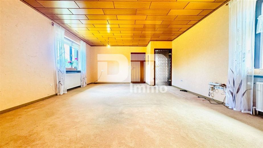 Solider Familien-Bungalow mit großem Potenzial in ruhiger Lage mit Wintergarten und Garage – EG Wohn / Esszimmer / Zugang Wintergarten