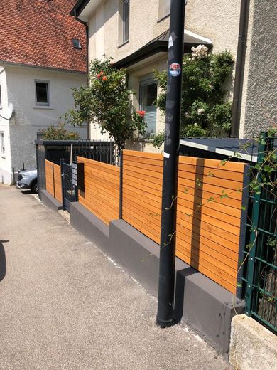 Renoviert, 2,5 ZKB Zentral ruhig, eigener Garten, möbliert – Frontansicht