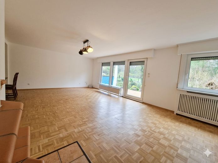 Wohnzimmer mit Gartenblick