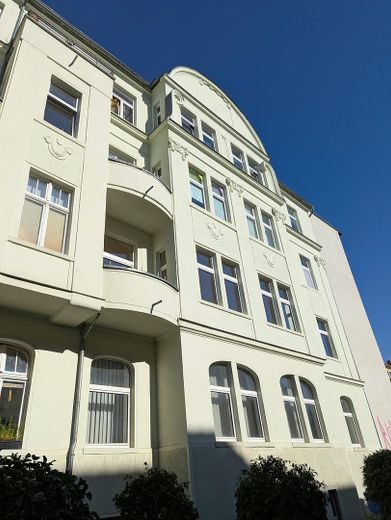 Period-building dream, first occupancy after renovation, 3 rooms, balcony & prime location in Stadtfeld – Fassade des Gebäudes