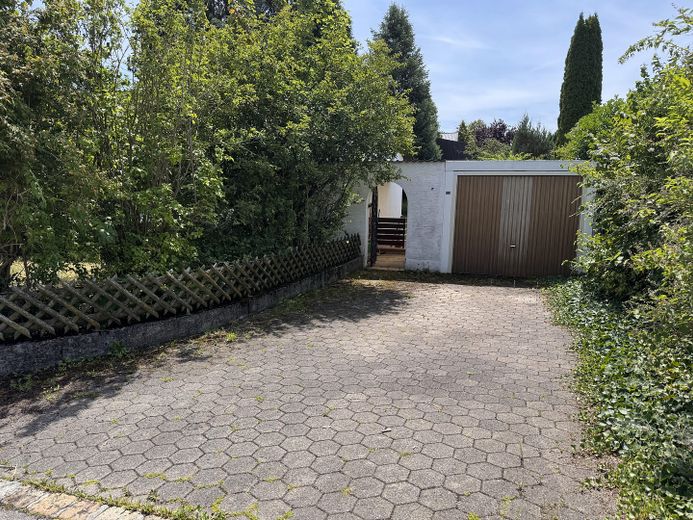 Garage und Stellplatz